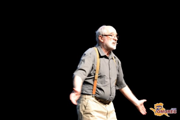 Rifle je v monokomediji Star fotr izpovedoval tegobe staranja